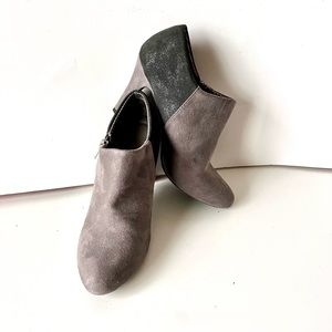 DEXFLEX Comfort Gray Faux Suede Zip Closure Heeled Booties—SZ. 7.5